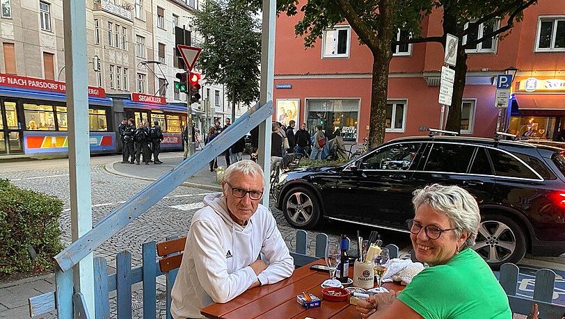 Gäste in einem Café in Schwabing werden zufällig zu Zeugen der Demo. Gäste in einem Café in Schwabing werden zufällig zu Zeugen der Demo.