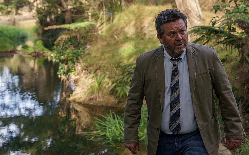 Detective Mike Shepherd (Neill Rea) bekommt es bei seinen Ermittlungen wieder mit zuweilen schr&auml;gen Charakteren und jeder Menge Ger&uuml;chten zu tun.