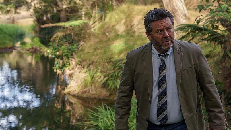 Detective Mike Shepherd (Neill Rea) bekommt es bei seinen Ermittlungen wieder mit zuweilen schr&auml;gen Charakteren und jeder Menge Ger&uuml;chten zu tun.