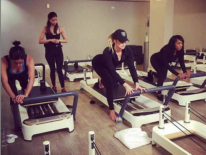 Auch Khloe Kardashian (2.v.r.) weiß: Gemeinsam schwitzt es sich besser