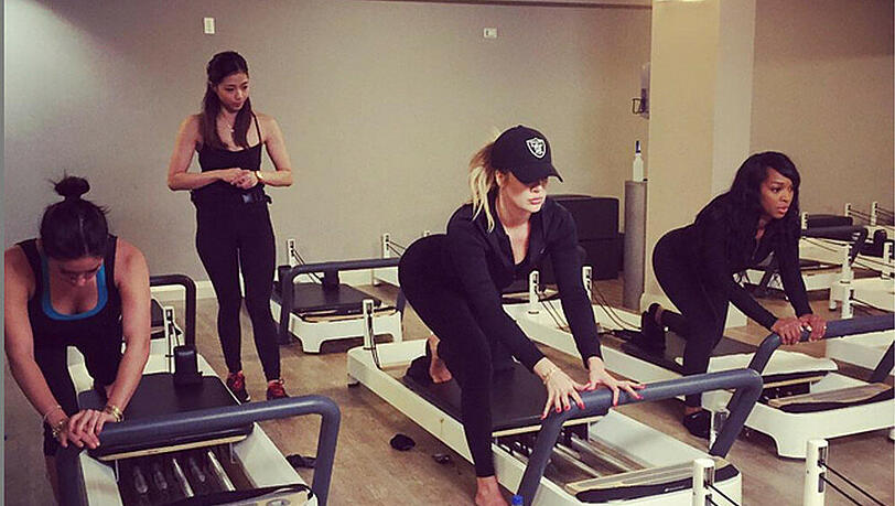Auch Khloe Kardashian (2.v.r.) weiß: Gemeinsam schwitzt es sich besser Auch Khloe Kardashian (2.v.r.) weiß: Gemeinsam schwitzt es sich besser