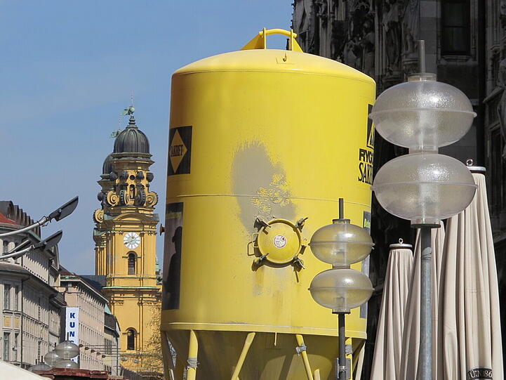 Bei schönstem Wetter habe ich ein paar Baustellen im Zentrum gesehen und kreativ fotografiert. Viele Besucher genießen ein Sonnenbad und machen eine Essenpause am Max-Joseph-Platz. Die Tauben, die auf den ersten Blick verletzt oder krank ausschauen, aalen sich eigentlich in der Sonne.