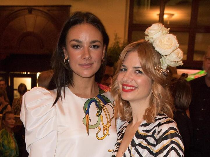 Janina Uhse (l) und Susan Sideropoulos im Restaurant Borchardt.