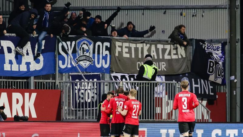 Die Bielefelder feiern vor ihren Fans den Siegtreffer zum Auswärtssieg in Kiel. Die Bielefelder feiern vor ihren Fans den Siegtreffer zum Auswärtssieg in Kiel.