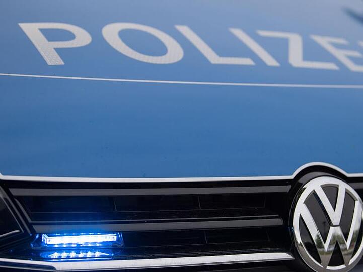 Ein Blaulicht leuchtet an einer Polizeistreife. Foto: Lino Mirgeler/dpa/Archivbild