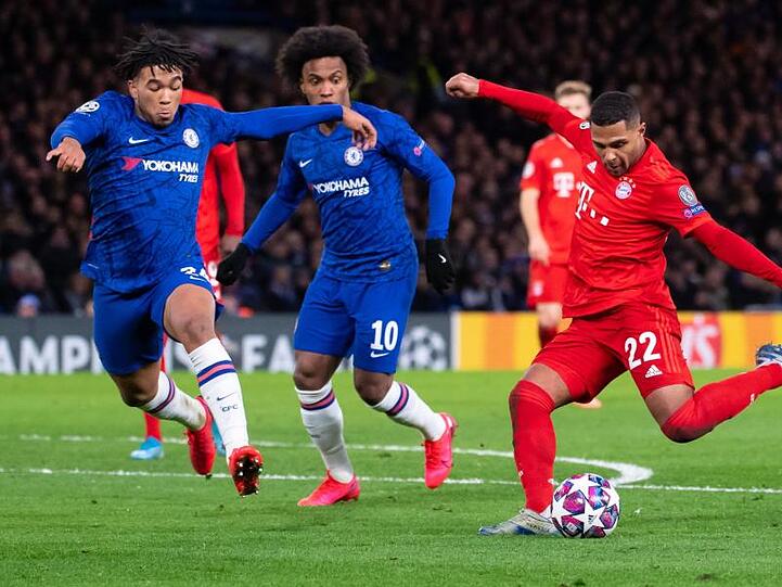 Reece James und Willian von Chelsea mit Serge Gnabry von München (l-r.) im Duell um den Ball. Foto: Sven Hoppe/dpa/Archivbild