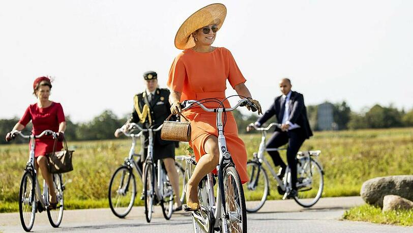 Macht auch auf dem Fahrrad eine gute Figur: Königin Máxima der Niederlande. Macht auch auf dem Fahrrad eine gute Figur: Königin Máxima der Niederlande.