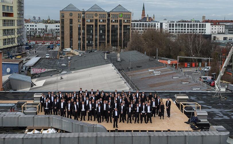 Die Musiker des Sinfonieorchesters des Bayerischen Rundfunks 2016 auf dem Dach der mittlerweile abgerissenen Kultfabrik im Werksviertel. An diesem Ort soll der neue Münchner Konzertsaal entstehen.