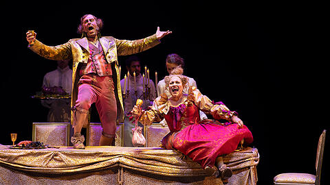 Alexander Franzen (Thénardier) und Dagmar Hellberg (Madame Thénardier) spielen ein skrupelloses Wirtspaar.