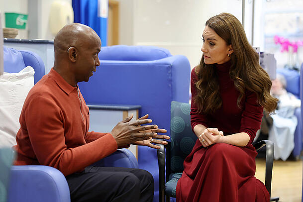 Mit dem an Knochenmarkkrebs erkrankten Peter Burton führte Prinzessin Kate ein längeres Gespräch. Mit dem an Knochenmarkkrebs erkrankten Peter Burton führte Prinzessin Kate ein längeres Gespräch.