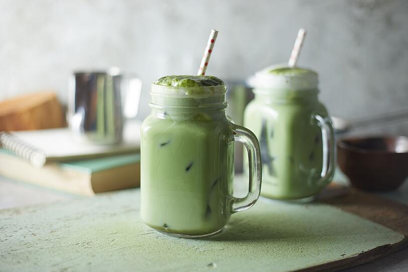F&uuml;r einen n&auml;hrstoffreichen Fr&uuml;hst&uuml;cks-Smoothie treffen zwei echte Superfoods aufeinander: Matcha und Kefir. Das fermentierte Milchgetr&auml;nk liefert wertvolle Probiotika sowie viel Eiwei&szlig;, Calcium und Magnesium. Diese Kombination kann die Darmgesundheit f&ouml;rdern und das Immunsystem unterst&uuml;tzen. F&uuml;r eine Portion wird ein Teel&ouml;ffel Matcha mit 65 Millilitern hei&szlig;em, aber nicht kochendem Wasser im Mixer vermischt.
