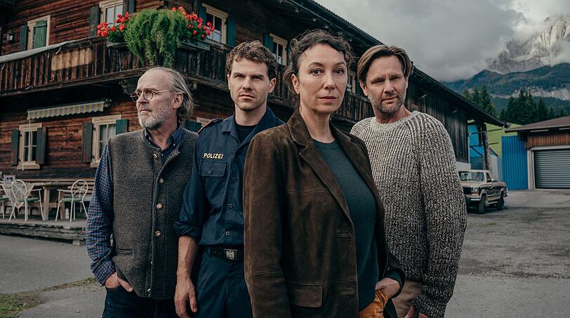 Drei Generationen, drei Grubers gingen zur Polizei: Fanny (Ursula Strauss) ebenso wie zuvor ihr Vater Hannes (Sven-Eric Bechtolf, links) und nunr auch Tobi (Noah L. Perktold, zweiter von links), ihr Sohn mit ihrem Exmann Günther (Kai Ivo Baulitz). Drei Generationen, drei Grubers gingen zur Polizei: Fanny (Ursula Strauss) ebenso wie zuvor ihr Vater Hannes (Sven-Eric Bechtolf, links) und nunr auch Tobi (Noah L. Perktold, zweiter von links), ihr Sohn mit ihrem Exmann Günther (Kai Ivo Baulitz).