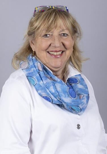 Christiane Plininger ist gelernte Versicherungskauffrau, aber schon seit weit über 30 Jahren im Auktionsgeschäft tätig, seit zwei Jahren Geschäftsführerin bei Nusser. Die Münchnerin hat ihre Schmuckexpertise durch eine Diamanten- und Edelsteinausbildung in Idar-Oberstein und Pforzheim vertieft. Christiane Plininger ist gelernte Versicherungskauffrau, aber schon seit weit über 30 Jahren im Auktionsgeschäft tätig, seit zwei Jahren Geschäftsführerin bei Nusser. Die Münchnerin hat ihre Schmuckexpertise durch eine Diamanten- und Edelsteinausbildung in Idar-Oberstein und Pforzheim vertieft.