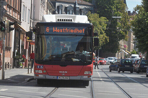 Auch der Ersatzbus für die Straßenbahn-Linie 6 zum Westfriedhof muss ab Montag einen Umweg fahren.