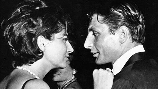 Die vermutlich spektakulärste Liaison jener Zeit: Sachs und Soraya, die Verstoßene des Schahs. Diese Aufnahme entstand 1962 in Cannes. Die vermutlich spektakulärste Liaison jener Zeit: Sachs und Soraya, die Verstoßene des Schahs. Diese Aufnahme entstand 1962 in Cannes.