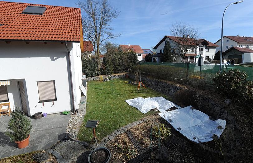 Brutaler Doppelmord in Notzing bei Erding. Der 22-jährige Tatverdächtige steht vor Gericht - er ist der Ex-Freund der Tochter des ermordeten Ehepaars.