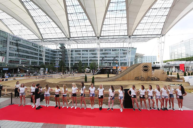 Models und Mountainbiker am Flughafen: Die Bilder vom "Schöne Münchnerin"-Wildcard-Event beim "Bike & Style"-Festival zum Durchklicken.