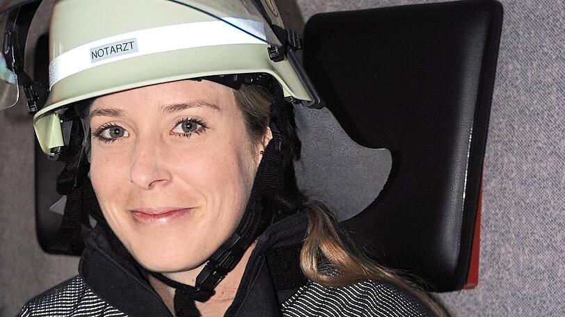 Sie tauscht in ihrer Freizeit Notarztwagen gegen Feuerwehrauto: Die 34-jährige Maria Eylert ist Tiefenbachs Feuerwehrärztin.
