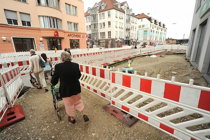Eng, laut, ungemütlich: So sieht die Pasinger Bäckerstraße aus.