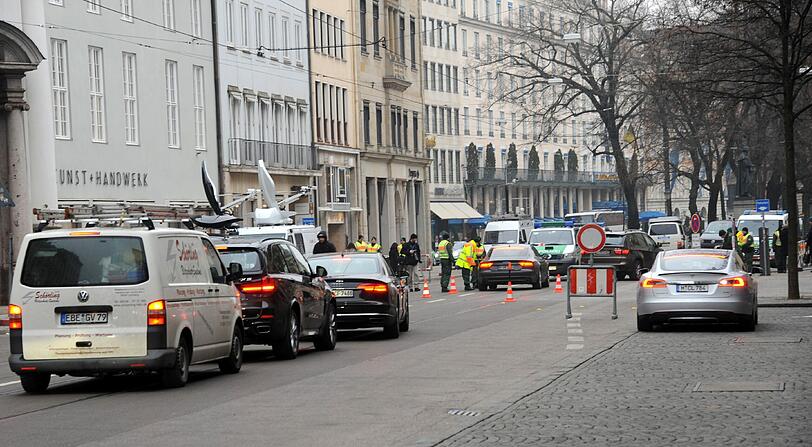 Sicherheitskoferenz: Hunde schnüffeln an den Gullis, die Polizei filzt den Bereich um den Bayerischen Hof. Die Bilder aus der Münchner City...