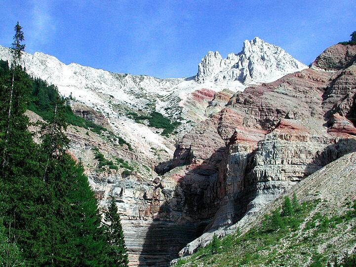 Die Bletterbachschlucht mit dem Weißhorn im Hintergrund.