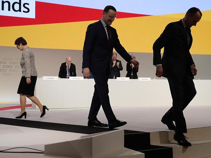 Abgang: Die unterlegenen Kandidaten Jens Spahn (M.) und Friedrich Merz verlassen die Bühne, während die neue CDU-Vorsitzende Annegret Kramp-Karrenbauer zu ihrem Platz geht.