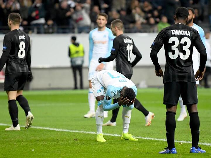 Bouna Sarr (M) erhöhte mit dem zweiten Eigentor der Gäste aus Marseille für das 3:0 für Frankfurt.