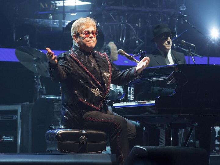 Elton John hat Probleme mit dem Ohr.