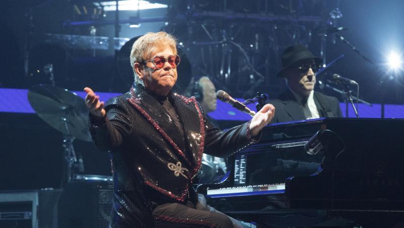 Elton John hat Probleme mit dem Ohr. Elton John hat Probleme mit dem Ohr.
