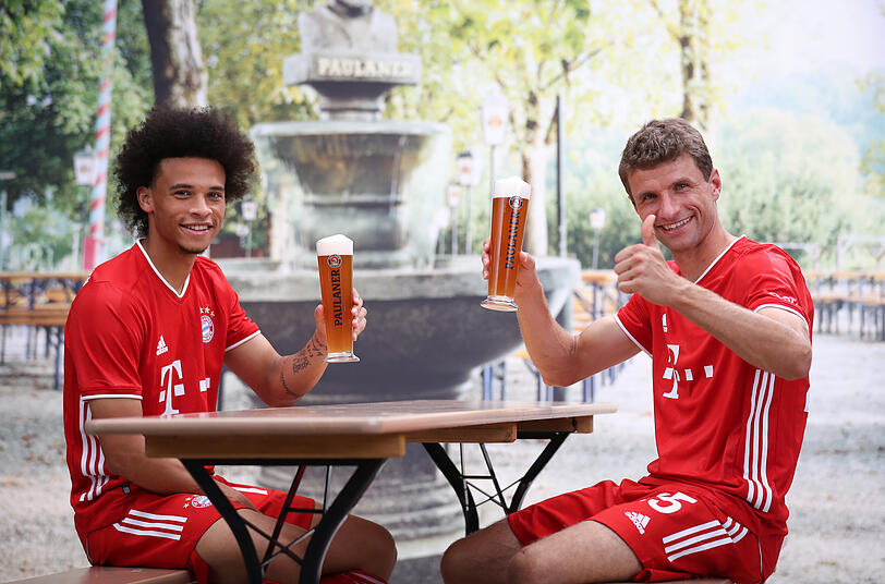Am Donnerstag im Supercup müssen Sané (l.), Müller und Co. die Tracht allerdings wieder gegen Trikots tauschen.