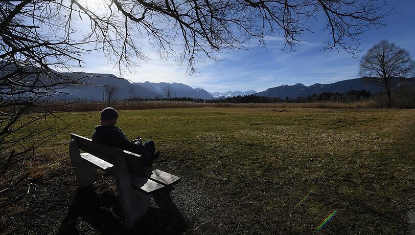 Ein Bankerl mit sonniger Aussicht aufs Moos und die Berge!