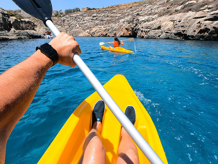 Kajak fahren ist nur eine von vielen Sportaktivitäten, die auf Gozo möglich sind.