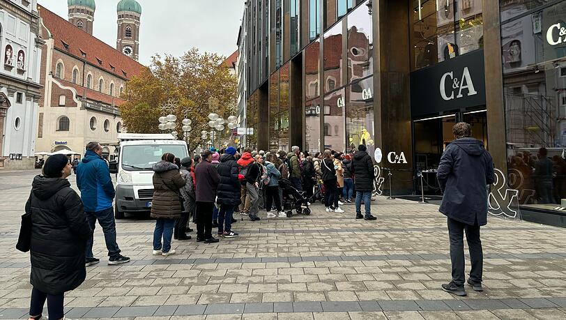 Schlange stehen für die Eröffnung der neuen C&A-Filiale in der Fußgängerzone.