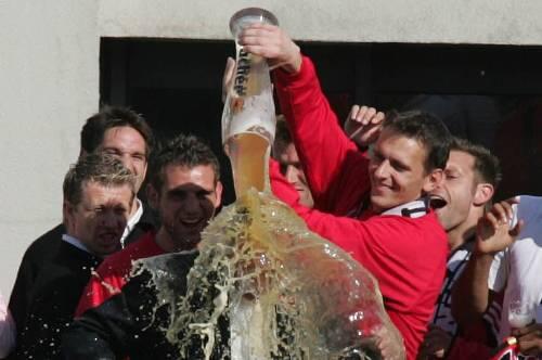 Noch gar nicht so lange her: 2004 verpasste Raphael Schäfer dem damaligen Trainer Wolfgang Wolf  die obligatorische Bierdusche zum Aufstieg.