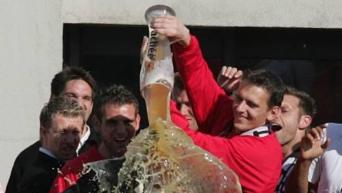 Noch gar nicht so lange her: 2004 verpasste Raphael Schäfer dem damaligen Trainer Wolfgang Wolf die obligatorische Bierdusche zum Aufstieg. Noch gar nicht so lange her: 2004 verpasste Raphael Schäfer dem damaligen Trainer Wolfgang Wolf die obligatorische Bierdusche zum Aufstieg.