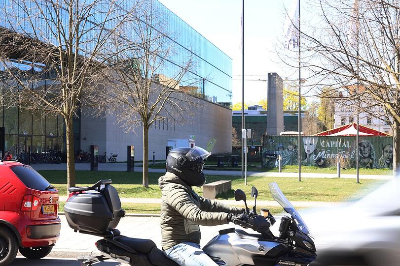 Endlich wieder Sonne in der Stadt: Die Biker sind schon unterwegs, wie hier vor der HFF und der Bus-Kneipe Minna Thiel.