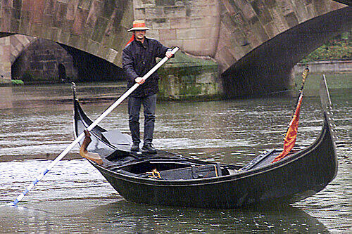 So sieht ein echter Pegnitz-Gondoliere aus - der falsche ruinierte das geklaute Boot.