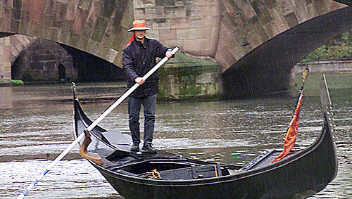 So sieht ein echter Pegnitz-Gondoliere aus - der falsche ruinierte das geklaute Boot. So sieht ein echter Pegnitz-Gondoliere aus - der falsche ruinierte das geklaute Boot.