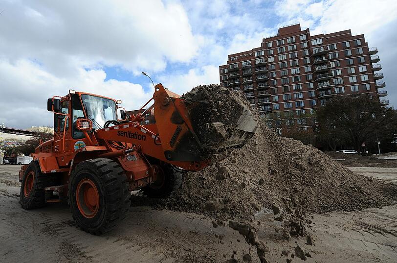 Nach Wirbelsturm &bdquo;Sandy&ldquo; gelten in New York sämtliche Ausnahme-Regelungen. Der Sturm ist zwar weitergezogen, doch Alltag herrscht noch lange nicht. Zu groß sind die Schäden. Die Bilder
