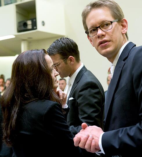 Die Angeklagte Beate Zschäpe steht zum Prozessauftakt im Gerichtssaal in München neben ihren Anwälten Wolfgang Heer (rechts) und Wolfgang Stahl.
