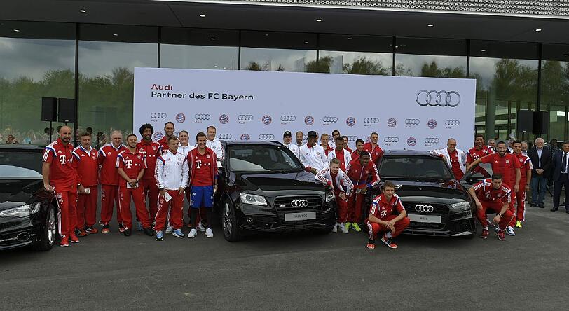 Die Bayern-Stars mit ihren neuen Dienstwagen.