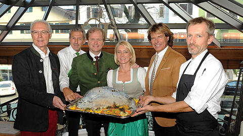 Franz Beckenbauer mit Hotel-Chef Johannes Mitterer (3. v. l.), seiner Frau Heidi und Hansi Hinterseer (2. v.r.) in Kitzbühel.