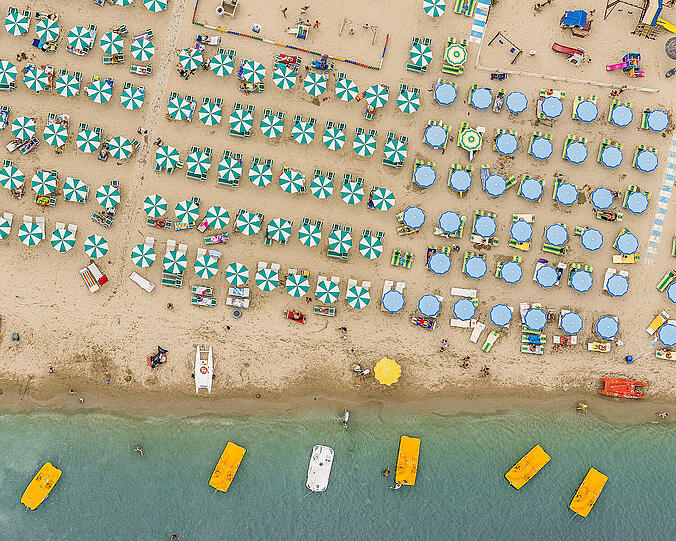 Gewinner in der Kategorie "Reise": Der Münchner Fotograf Bernhard Lang fotografierte symmetrisch angeordnete Sonnenabeter an der Adria-Küste aus der Vogelperspektive.