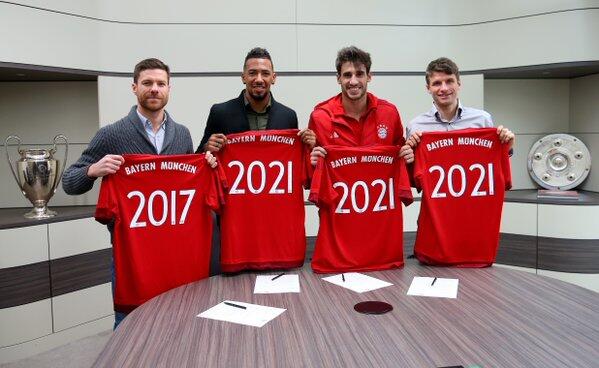 18. Dezember - der Paukenschlag: Der FC Bayern gibt die Vertragsverlängerungen mit gleich vier Spielern bekannt. Vor allem mit Jerome Boateng, Javi Martinez und Thomas Müller kann damit langfristig geplant werden. Auf Routinier Xabi Alonso können die Bayern bis 2017 bauen.