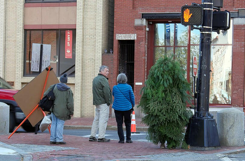 Merkwürdige Performance-Kunst: In Portland behinderte ein "Baum" den Verkehr.
