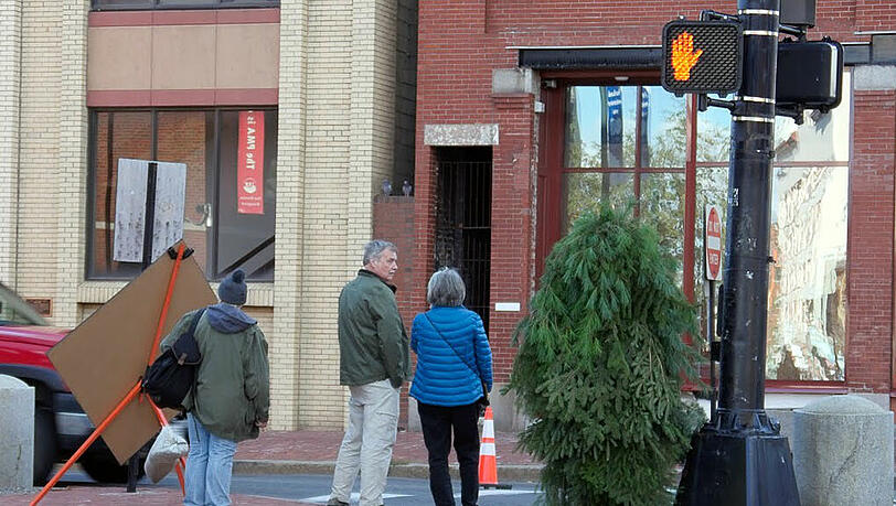 Merkwürdige Performance-Kunst: In Portland behinderte ein "Baum" den Verkehr. Merkwürdige Performance-Kunst: In Portland behinderte ein "Baum" den Verkehr.