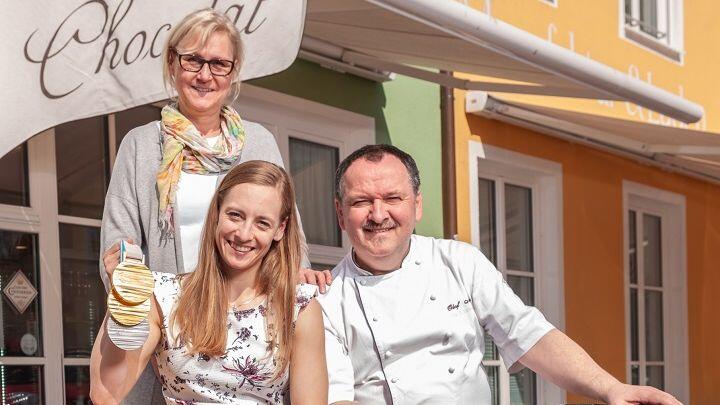 Anna Schaffelhuber präsentiert stolz ihre sportliche Ausbeute von Pyeongchang (Südkorea). Sie ist neuer Werbepartner von Olaf Minet (&bdquo;Chocolat Manufaktur&ldquo;) und seiner Frau Inge.