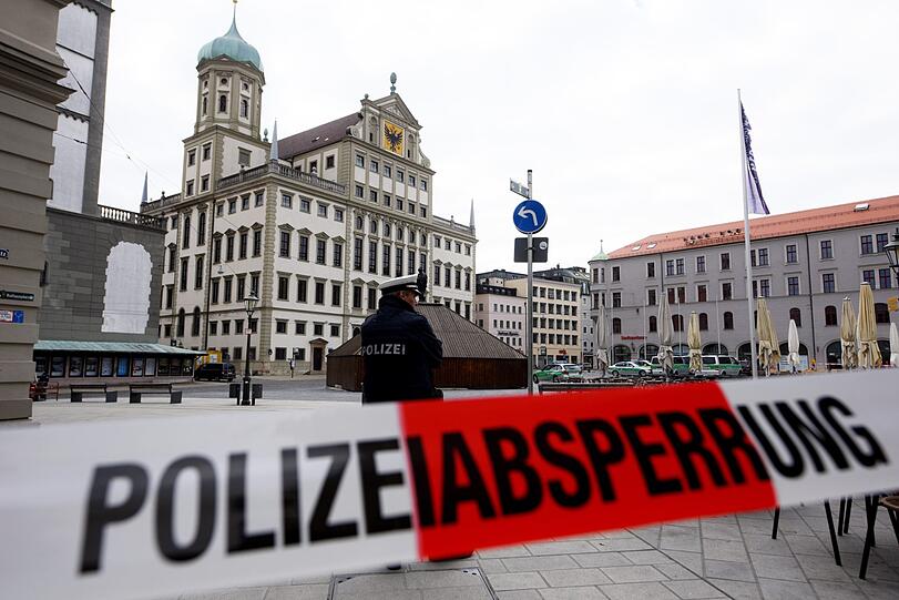 Polizisten sperren den Rathausplatz in Augsburg. Nach einer Bombendrohung wurde der zentrale Platz in der Innenstadt nach einer Gewaltandrohung gesperrt. Bei dem Großeinsatz der Polizei wurde das Rathaus evakuiert.