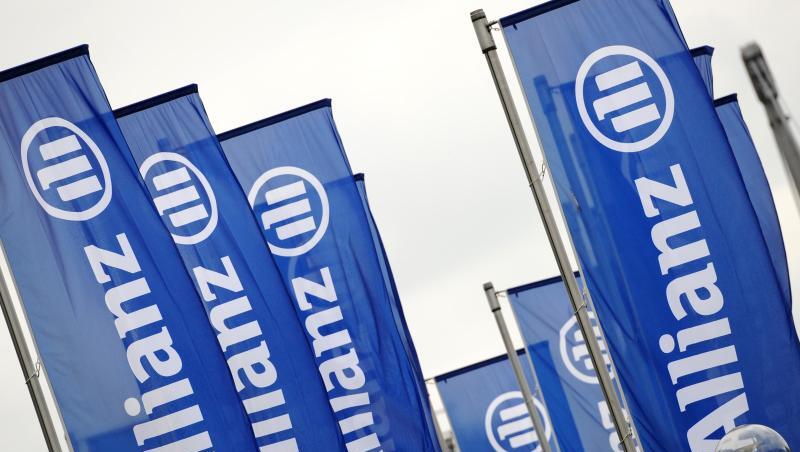 Fahnen mit dem Logo der Allianz.