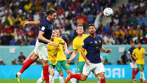 Adrien Rabiot (l) erzeilt per Kopf den 1:1-Ausgleich.